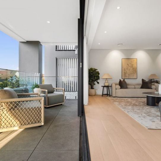 Luxury Coastal Apartment with Panoramic Bondi Beach Views - Photo 1