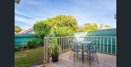 Spacious, Fully furnished 3-Bed Mid Century Home Near CBD, Bills Included - SHORT TERM LEASES AVAILABLE - Photo 2