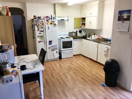 4 Bedroom Brick and Tile Property&excl;&excl; - Photo 4