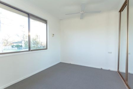 Three bedroom home with large sunroom - Photo 2