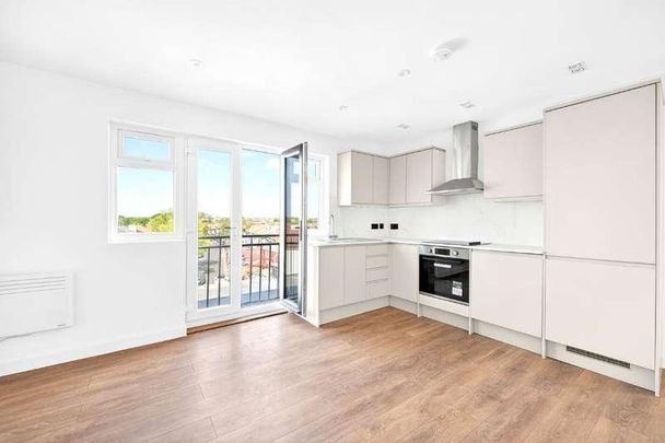 Central Road, Morden, SM4 - Photo 1