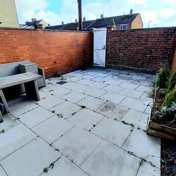 3 bedroom end of terrace house to rent - Photo 1