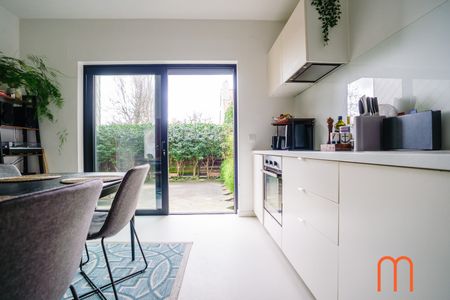 Mooie, gerenoveerde woning met 3 slaapkamers in de rustige wijk Mariakerke. - Photo 2