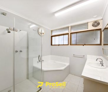 PERFECTLY LOCATED 3 BEDROOM FAMILY HOME - Photo 5