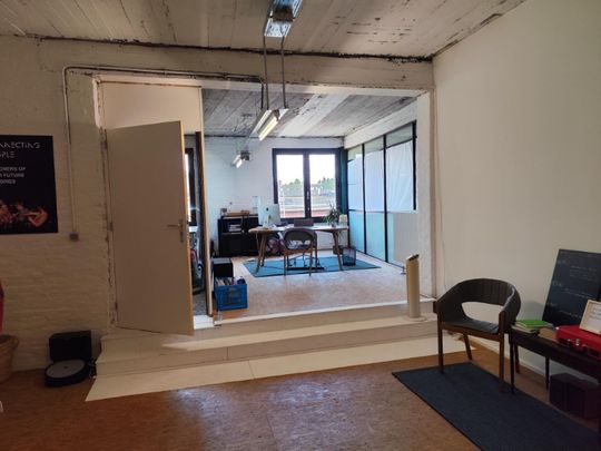 Centraal gelegen atelierruimte/kantoor ca. 70m2 op de 3eV in achterliggend voormalig bedrijfsgebouw - Photo 1