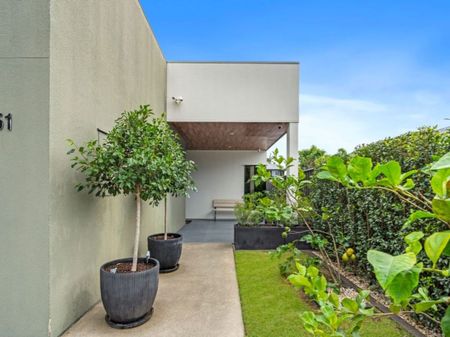 Stunning Contemporary Family Home - - Photo 3