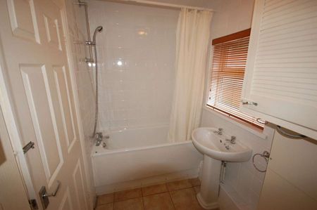 A ground floor one bedroom apartment to rent, with garden, within 1 mile of Reading's town centre. - Photo 2