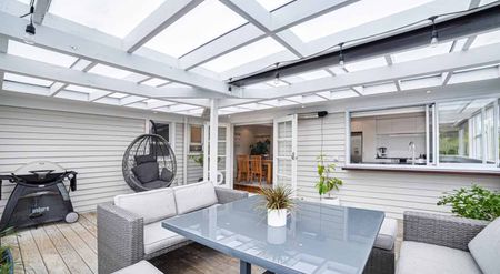 Classic 4 Bedroom Bungalow Home - Photo 5