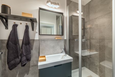 City-Residence: Neu möbliertes Design-Apartment mit exzellenter Ausstattung. - Photo 2