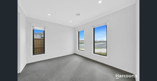 Modern Living at Mambourin! - Photo 1