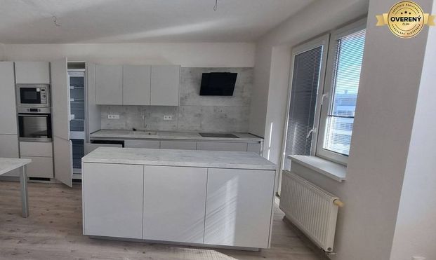 Na prenájom veľmi pekný a priestranný 3 izbový byt v Nových Zámkoch - Photo 1