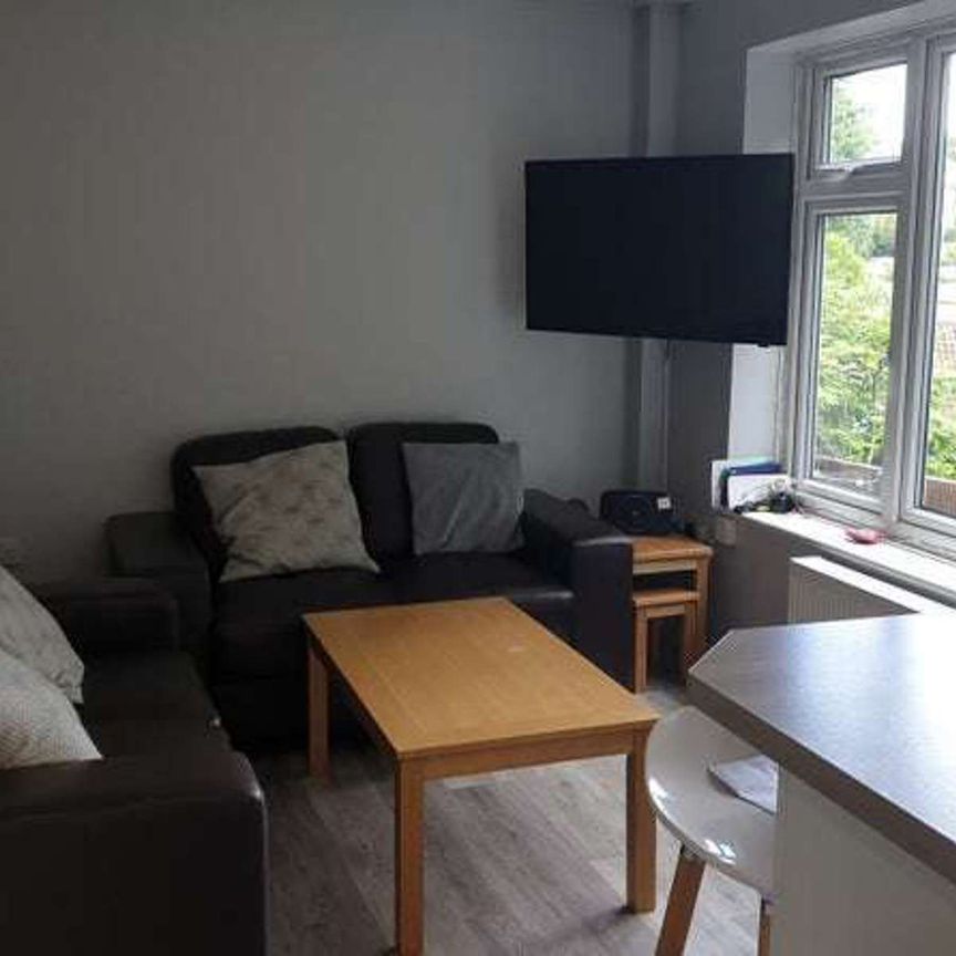 🏘️ Quiet Cul-de-sac 🏘️ Room 5 - Photo 1