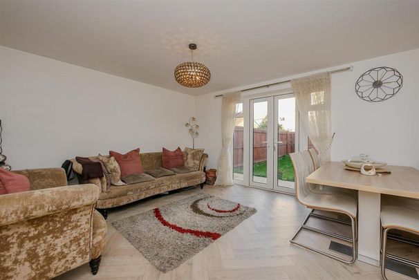 4 bedroom semi-detached house to rent - Photo 1