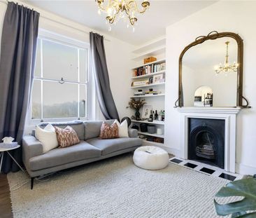 A bright two bedroom apartment set on the first floor of this perio... - Photo 3