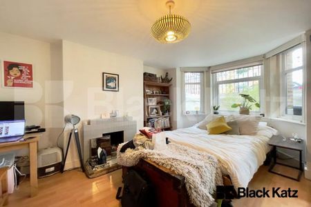 Maisonette with wooded floors throughout & charming patio garden - Photo 3