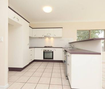 Refurbished Cottage - Airconditoned - Side Access - Corner Block - Photo 3