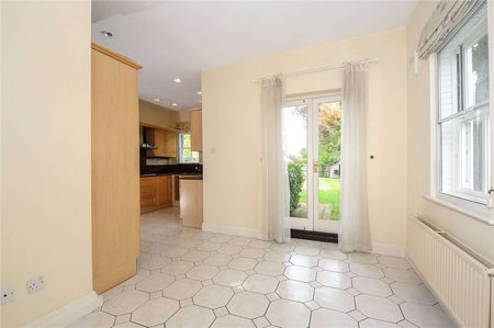 A detached family home on the outskirts of Windsor town centre in a sought after gated development close to Windsor Great Park. - Photo 3