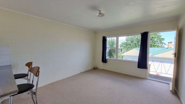 Convenient to buses, trains and Kingsland - Photo 1