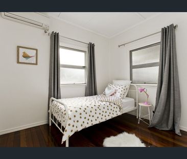 Refurbished Queenslander in Prime Location! - Photo 2