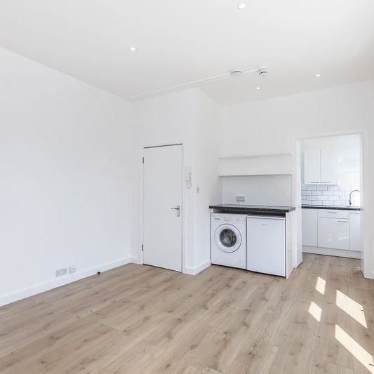 Camden Road, Camden, London, N7 - Photo 1