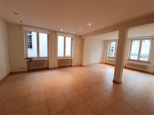 Hartje Brugge Groot lichtrijk modern appartement , alle luxe , 2 slaapkamerss en lift. - Photo 1