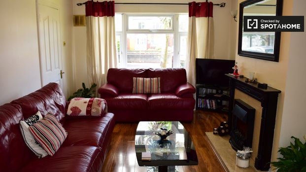 Great room in 3-bedroom apartment in Tallaght, Dublin - Photo 1