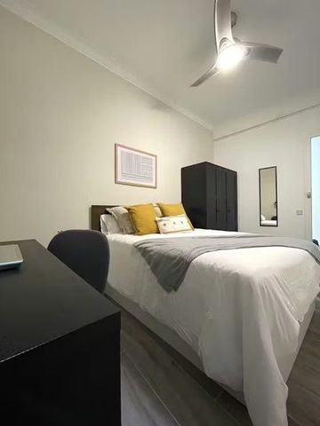 Carrer de la Creu Coberta, Barcelona, Catalonia 08014 - Photo 2