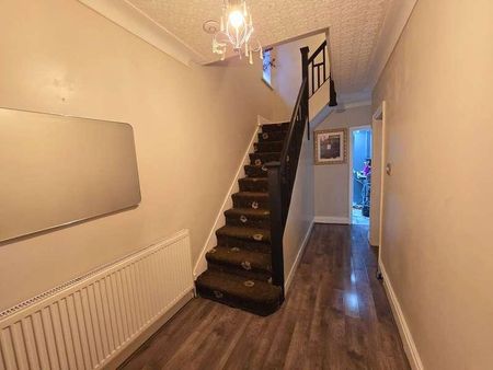 Bradford Road, Shipley, BD18 - Photo 4