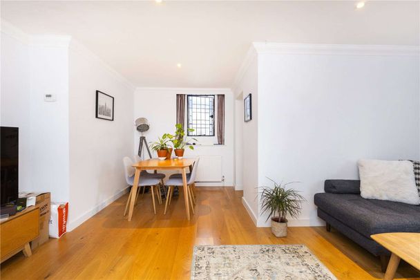 Charming two bedroom apartment set within a striking church conversion in an unbeatable Islington location. - Photo 1