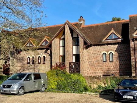 3 Bedroom - Palace Mews, Winchester Road - Photo 2