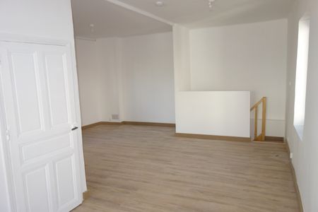 Location - Maison de ville T3 rénovée, de 80 m², avec une grande terrasse, une cour privative et un abri voitu - Photo 5