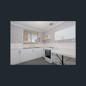 Cosy Two Bedroom Unit - Photo 2