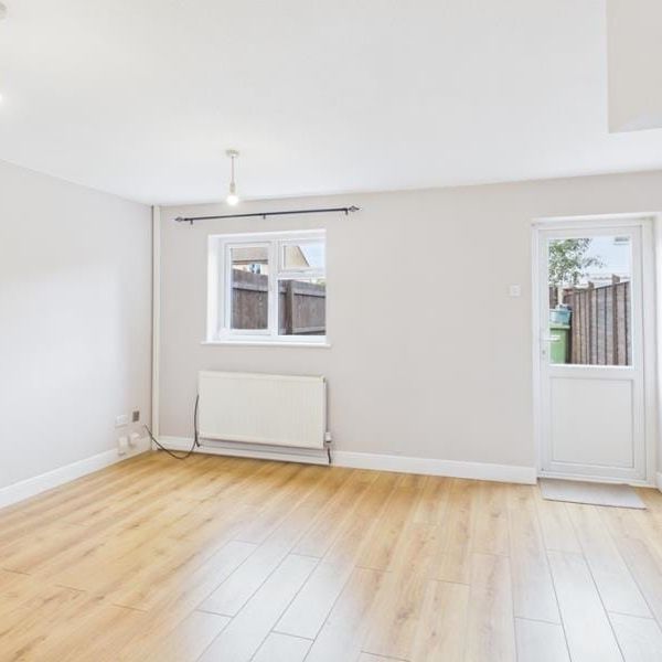 Mulberry Close, Hardwicke - Photo 1