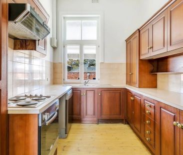 Stylish 2-Bedroom Upstairs Apartment in Prime Location - Photo 5