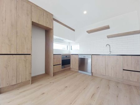 Brand New Three bedroom with Views! - Photo 2