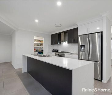 MODERN FAMILY LIVING IN BAYSIDE LOCATION - Photo 3