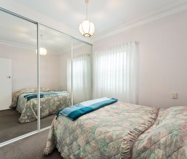Perfectly Positioned Inviting Home - Photo 6
