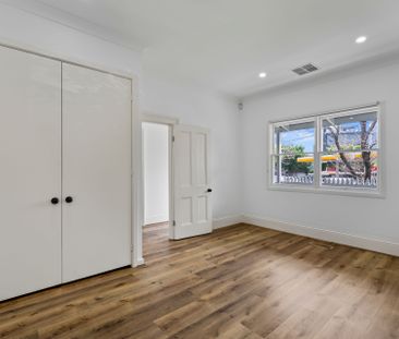 Charming, Fully Refreshed 3-Bedroom Home in a Prime South Melbourne... - Photo 3
