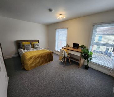 1 bedroom in a house share to rent - Photo 2