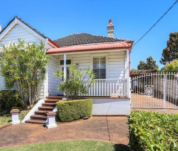Spacious 4 Bedroom Family Home with Inground Pool - Photo 6