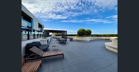 Modern One-Bedroom Apartment with Stunning Bay & City Views - Photo 2