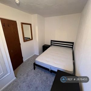 1 bedroom in a house share to rent - Photo 2