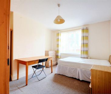 4 bedroom semi-detached house to rent - Photo 1