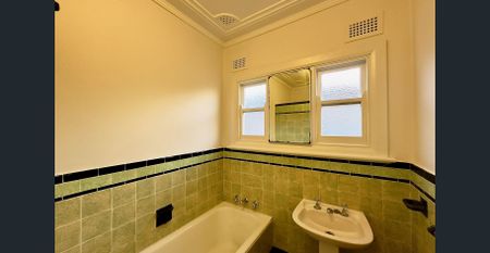 Beautiful 3-Bedroom Family Residence - Photo 4