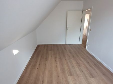 Gemütliche 3-Zi.-Whg. mit neuem Bad, neuem Laminatboden und Balkon in Dresden Weißig. - Photo 2