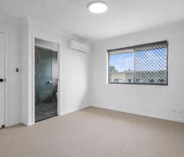 Stylishly Renovated Townhouse in Prime Richlands Location. - Photo 3