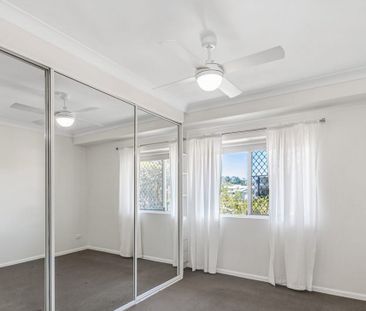 Stylish Top Floor Apartment in the Heart of Nundah - Photo 2