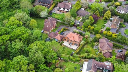 Abbotswood, Guildford, GU1 - Photo 2