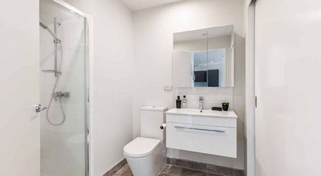 Stylish Furnished Harbour-View Apartment – Lock Up - Photo 3