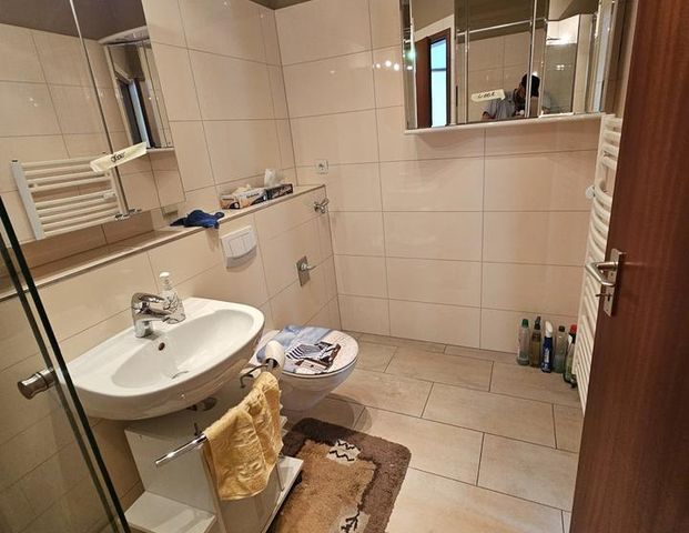 Helle 2,5-Zimmer-Wohnung mit Balkon & Tiefgarage - Foto 1